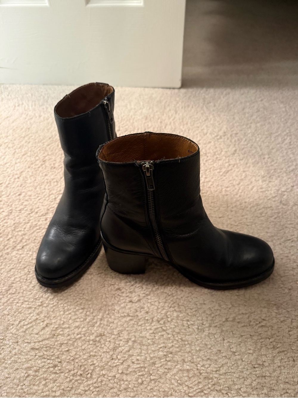 Frye Karen inside zip boots W8.5